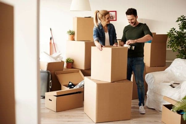 Couple en train d'organiser son déménagement