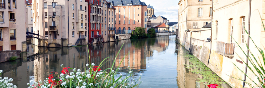 Profitez tous les jours de la vue sur les maisons bordant le canal de Metz en y déménageant