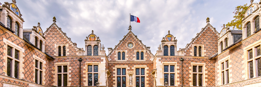 Découvrez l'hôtel Groslot et sa grande statue de Jeanne d'Arc après votre déménagement sur Orléans