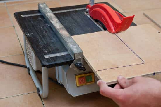 pose du carrelage - couper les carreaux