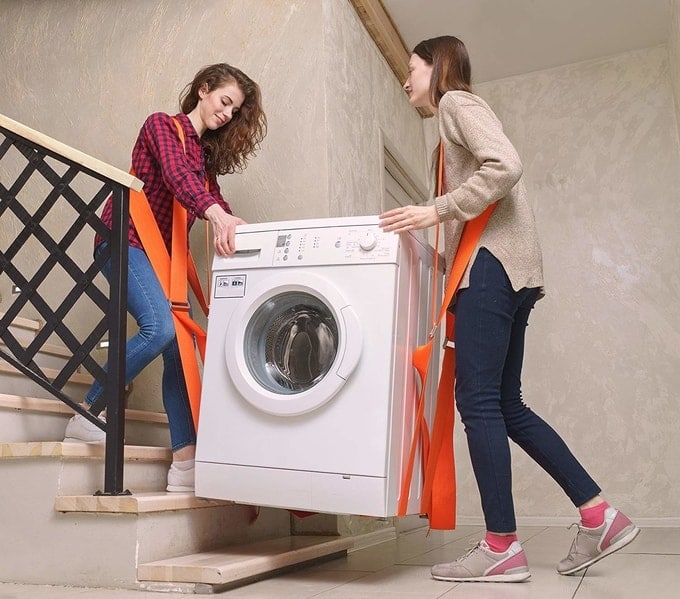 femme chargeant le linge dans la machine à laver, préparant le cycle de  lavage, gros plan d'une machine à laver chargée de vêtements, prenant à la  main des serviettes de couleur 15622513