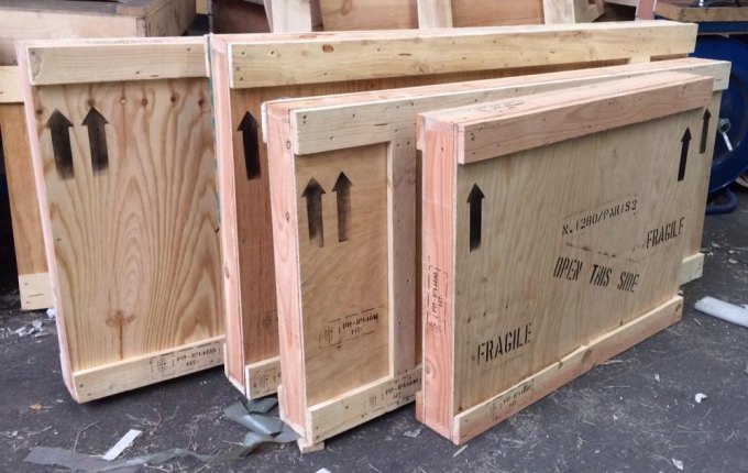 Tableaux d'arts protégés par caisses de bois emballage transport œuvre d'art