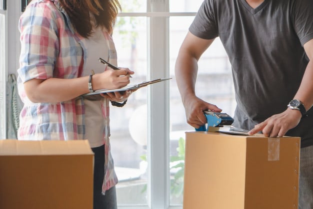 couple qui met des objets en carton