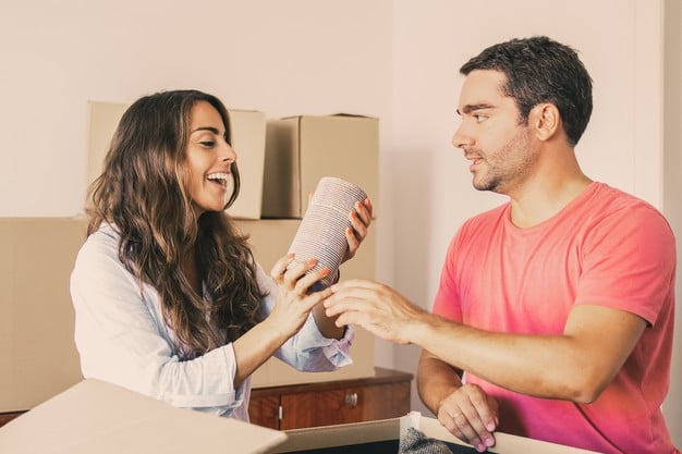 couple déballant ses cartons