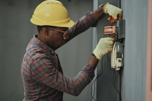 Un artisan sur un chantier Un artisan sur un chantier