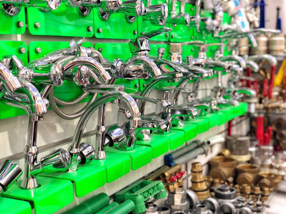 plumbing-store-with-faucets-galore_t20_zLz8Yr