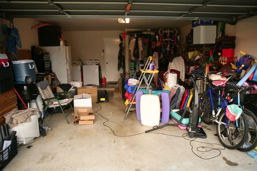 garage encombré-débarras