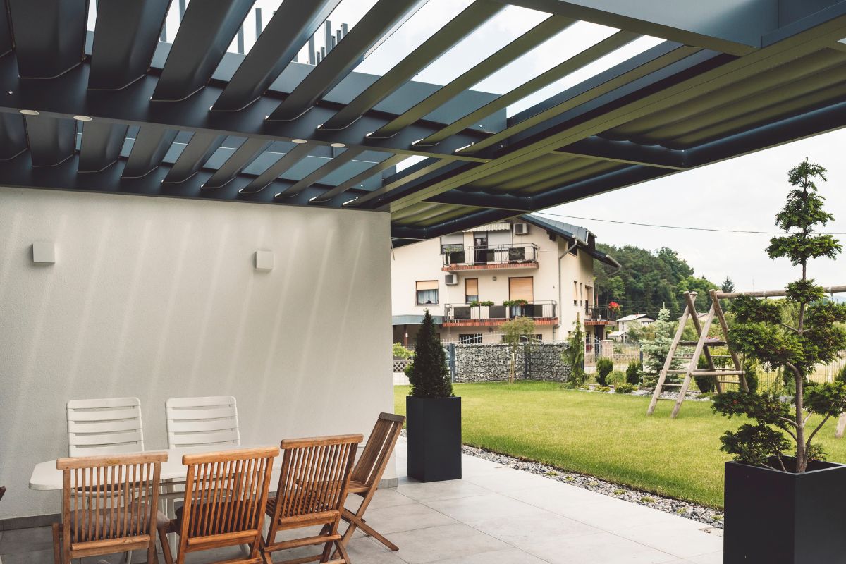 Protéger sa terrasse de la pluie : astuces pas cher