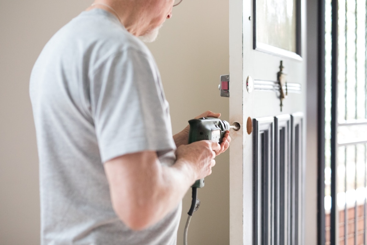 Homme bricolant une porte