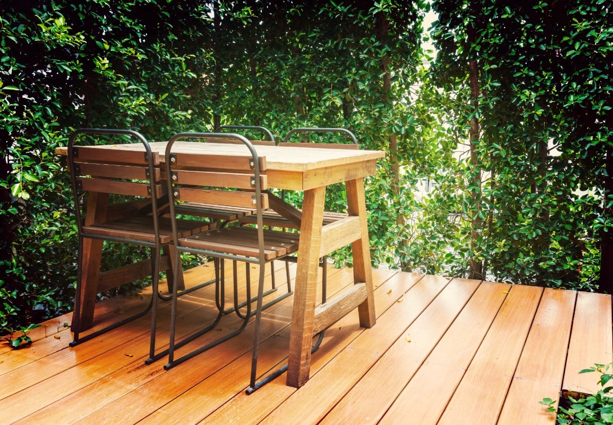 Chaise et terrasse en bois nettoyer
