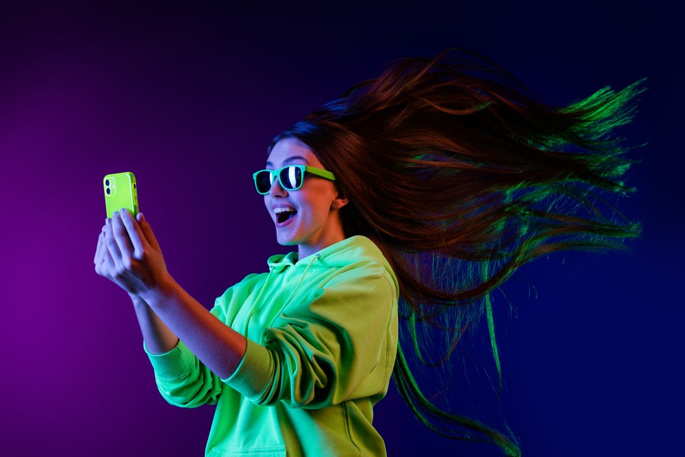 box internet jeune femme qui surfe sur internet sur son mobile