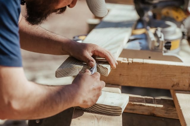 Un homme travaillant sur un morceau de bois photo