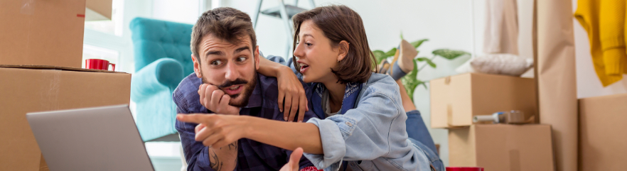 Couple qui déménage en ligne